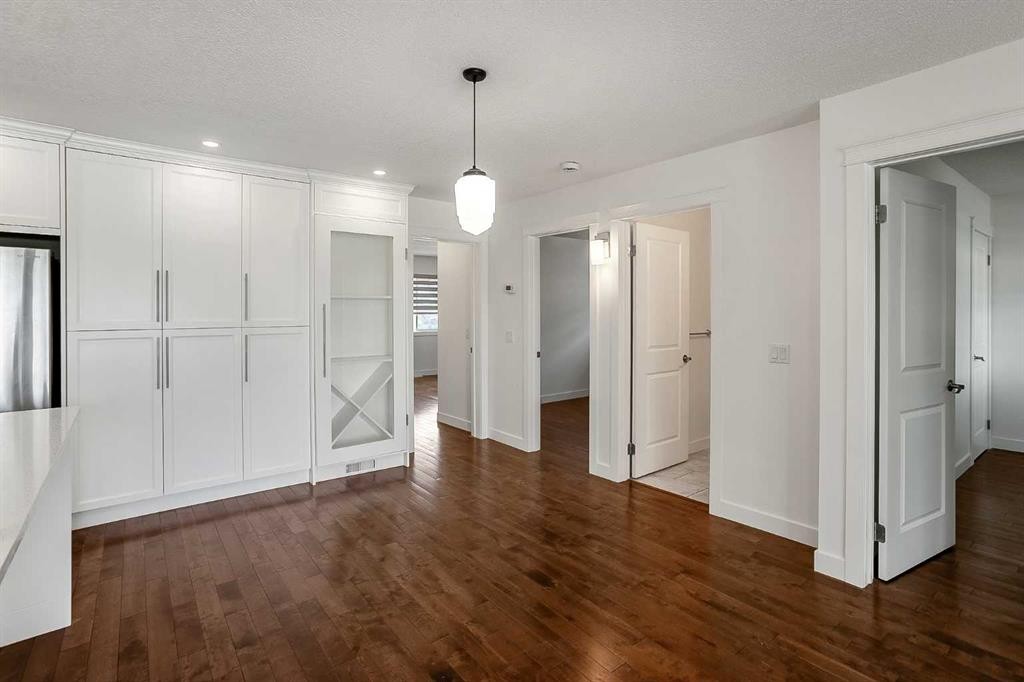 95 Hillgrove Crescent Sw, Calgary, AB - Indoor Photo Showing Other Room