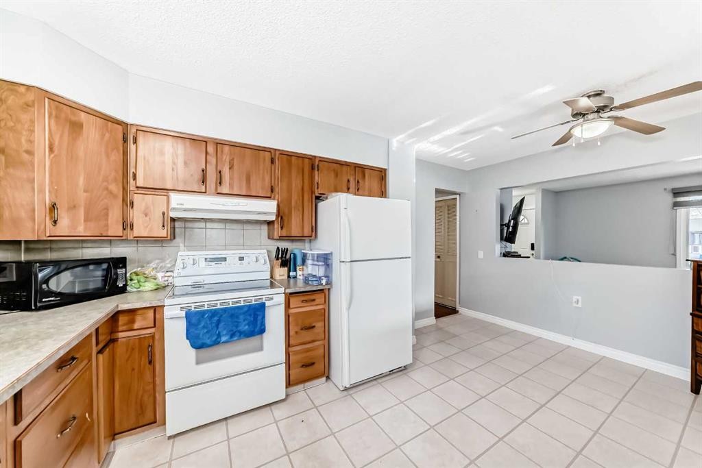 4424 Maryvale Drive Ne, Calgary, AB - Indoor Photo Showing Kitchen