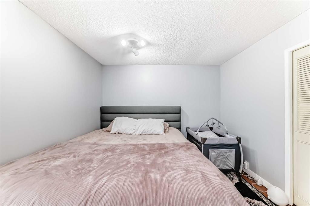 4424 Maryvale Drive Ne, Calgary, AB - Indoor Photo Showing Bedroom