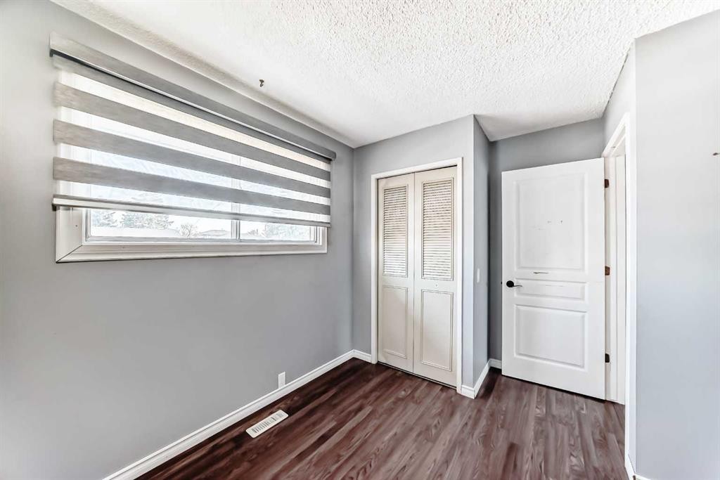 4424 Maryvale Drive Ne, Calgary, AB - Indoor Photo Showing Other Room
