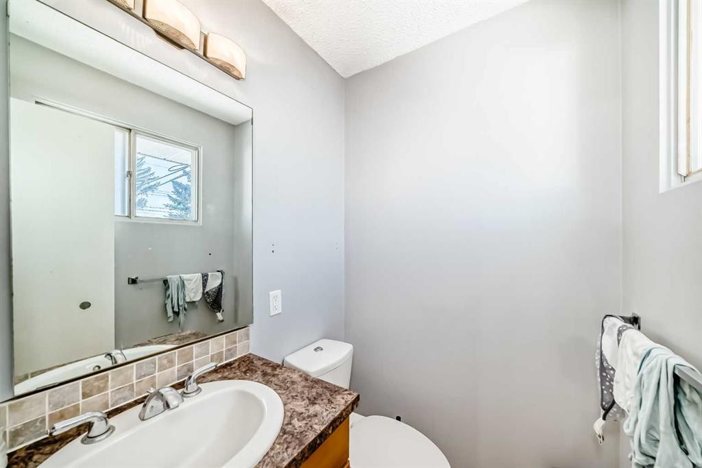 4424 Maryvale Drive Ne, Calgary, AB - Indoor Photo Showing Bathroom