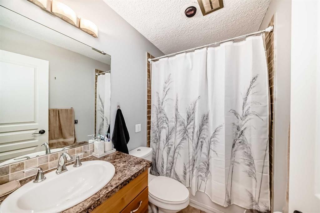 4424 Maryvale Drive Ne, Calgary, AB - Indoor Photo Showing Bathroom
