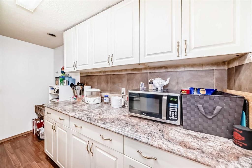 4424 Maryvale Drive Ne, Calgary, AB - Indoor Photo Showing Kitchen