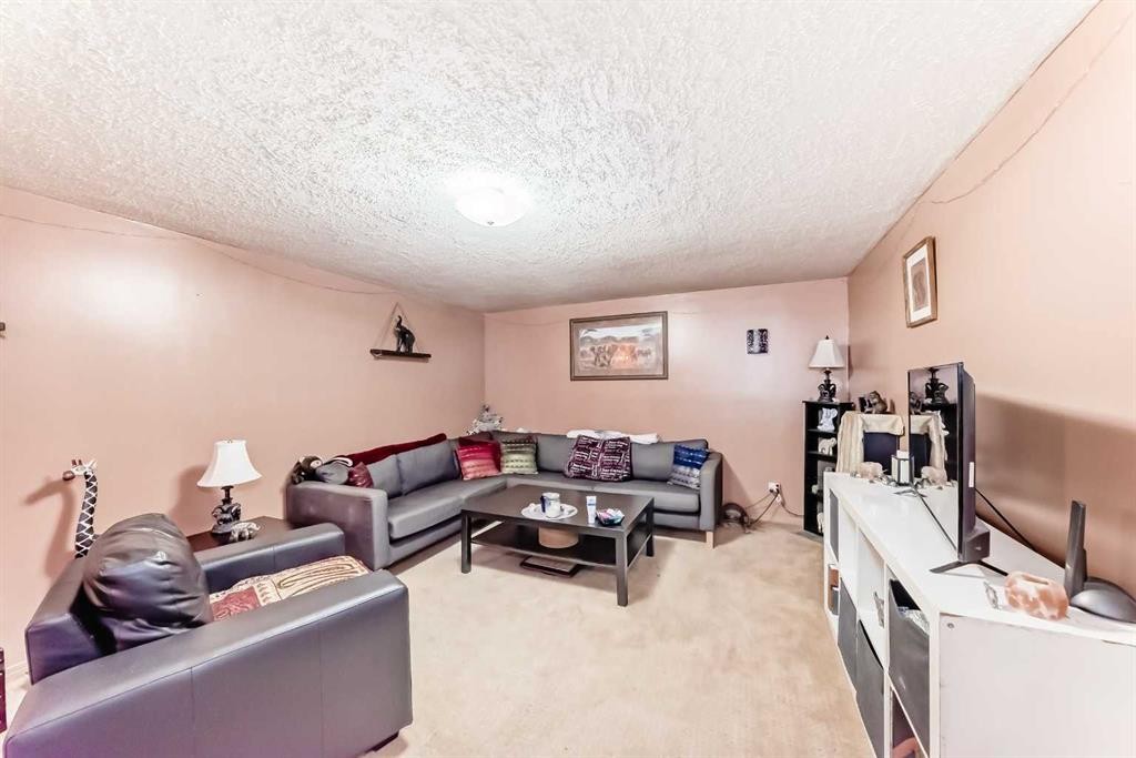 4424 Maryvale Drive Ne, Calgary, AB - Indoor Photo Showing Other Room