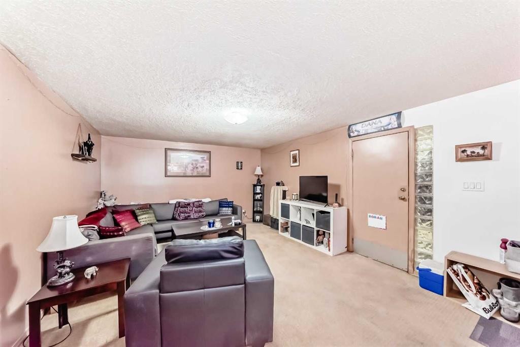 4424 Maryvale Drive Ne, Calgary, AB - Indoor Photo Showing Living Room