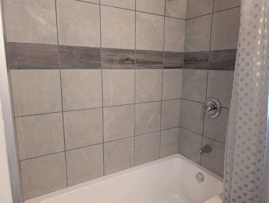 1106 39 Street Se, Calgary, AB - Indoor Photo Showing Bathroom