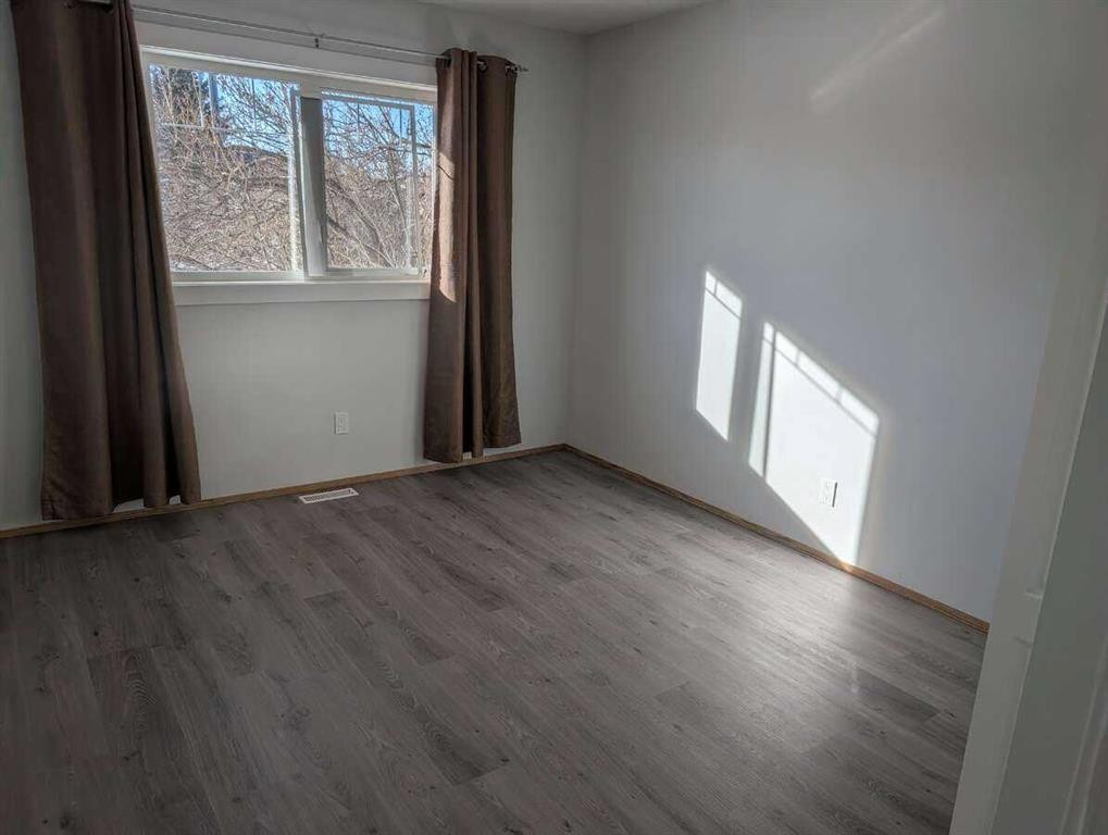 1106 39 Street Se, Calgary, AB - Indoor Photo Showing Other Room