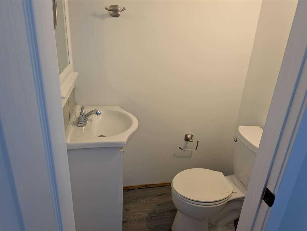 1106 39 Street Se, Calgary, AB - Indoor Photo Showing Bathroom