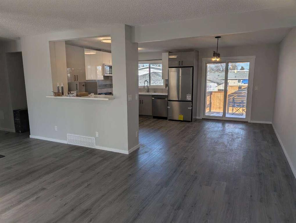1106 39 Street Se, Calgary, AB - Indoor