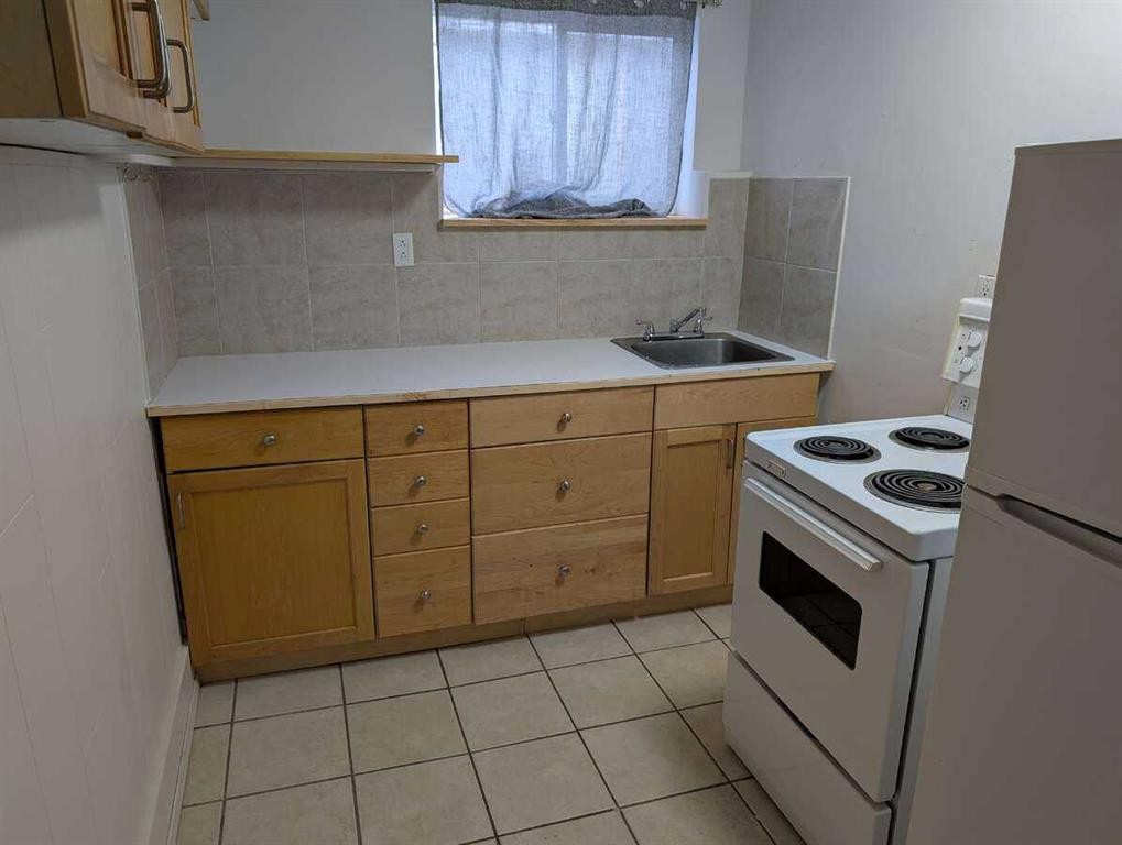 1106 39 Street Se, Calgary, AB - Indoor Photo Showing Kitchen