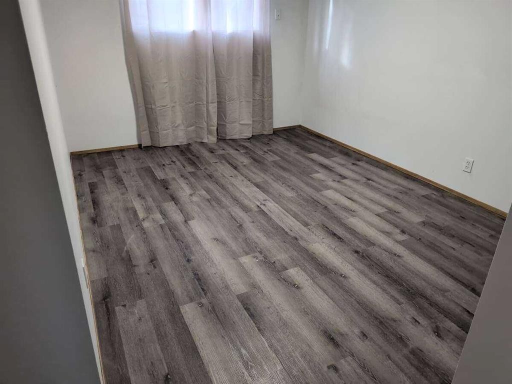 1106 39 Street Se, Calgary, AB - Indoor Photo Showing Other Room