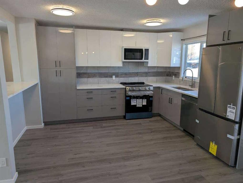 1106 39 Street Se, Calgary, AB - Indoor Photo Showing Kitchen