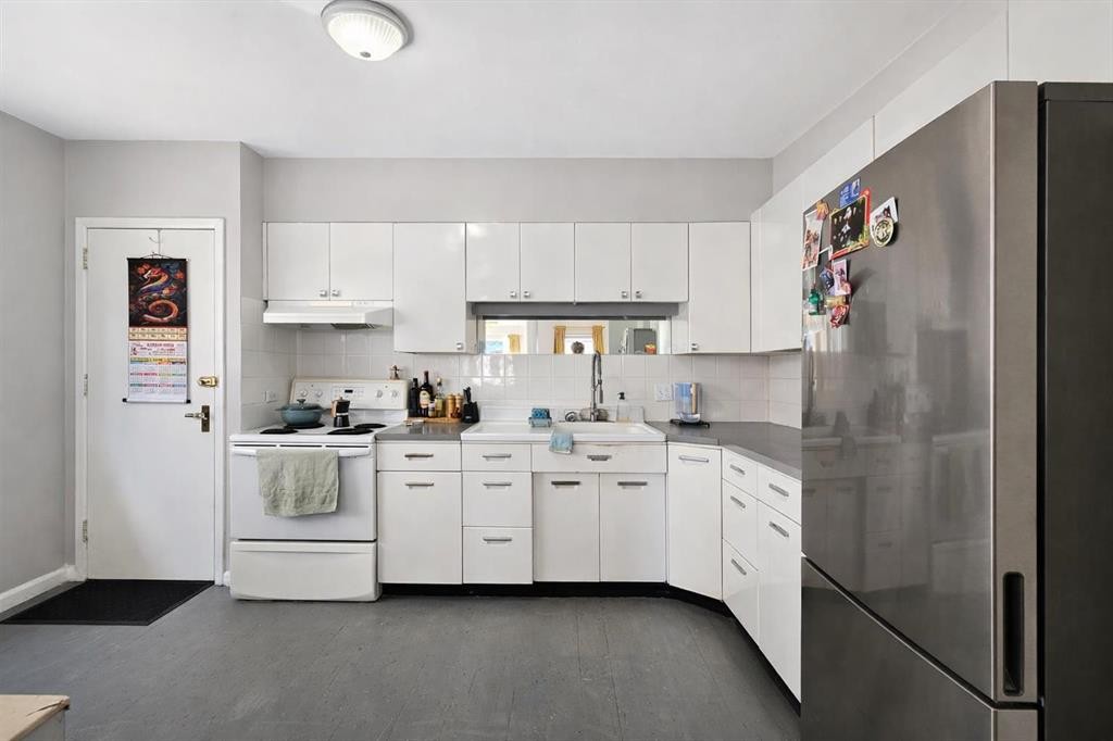 714 17 Avenue Nw, Calgary, AB - Indoor Photo Showing Kitchen