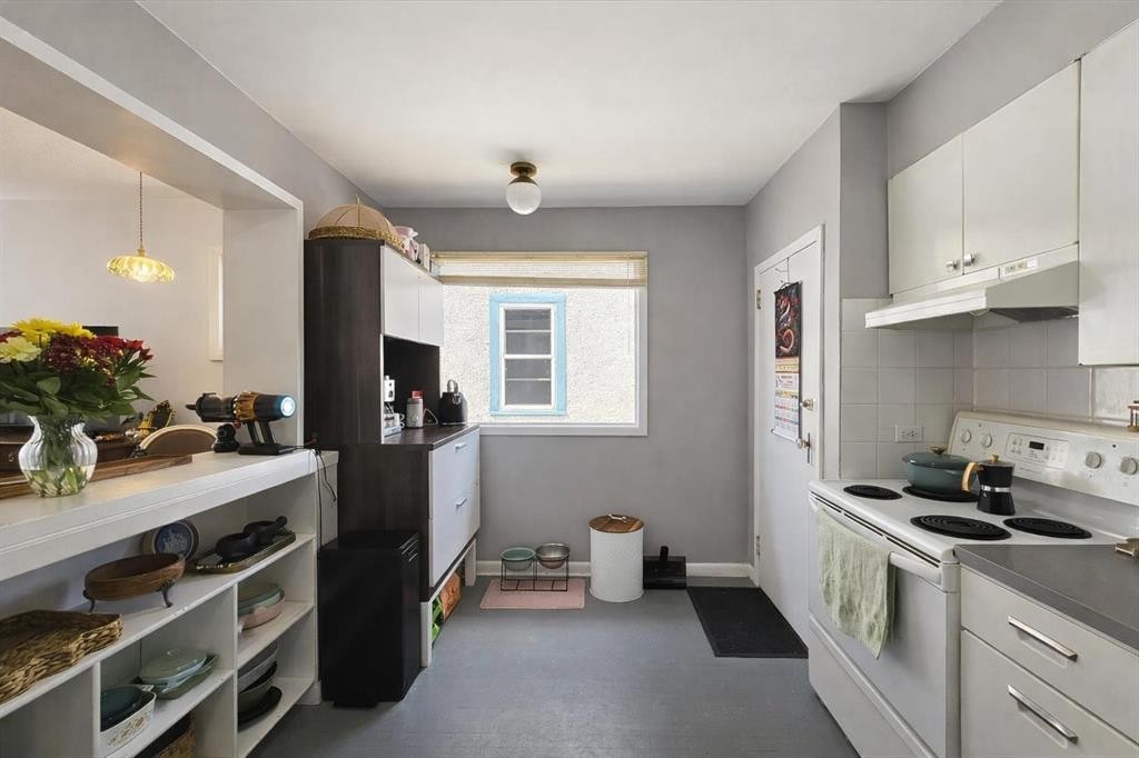 714 17 Avenue Nw, Calgary, AB - Indoor Photo Showing Kitchen