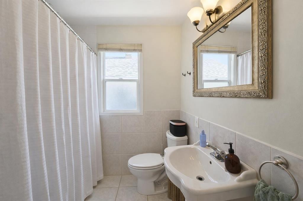 714 17 Avenue Nw, Calgary, AB - Indoor Photo Showing Bathroom