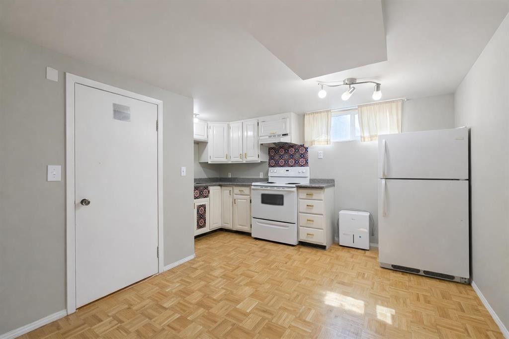 714 17 Avenue Nw, Calgary, AB - Indoor Photo Showing Kitchen