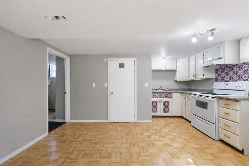 714 17 Avenue Nw, Calgary, AB - Indoor Photo Showing Kitchen