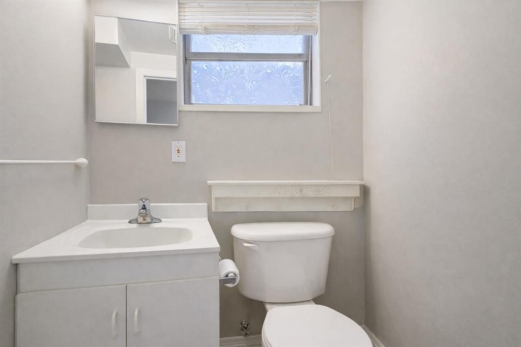 714 17 Avenue Nw, Calgary, AB - Indoor Photo Showing Bathroom