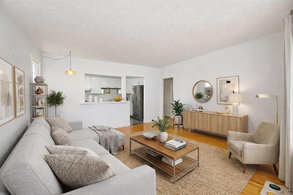 714 17 Avenue Nw, Calgary, AB - Indoor Photo Showing Living Room