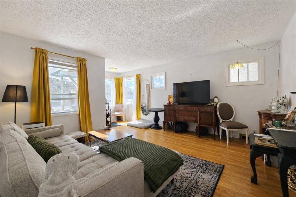 714 17 Avenue Nw, Calgary, AB - Indoor Photo Showing Living Room