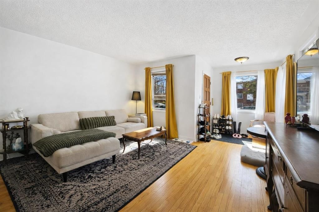 714 17 Avenue Nw, Calgary, AB - Indoor Photo Showing Living Room