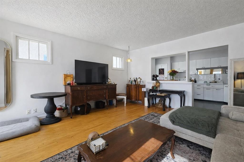 714 17 Avenue Nw, Calgary, AB - Indoor Photo Showing Living Room
