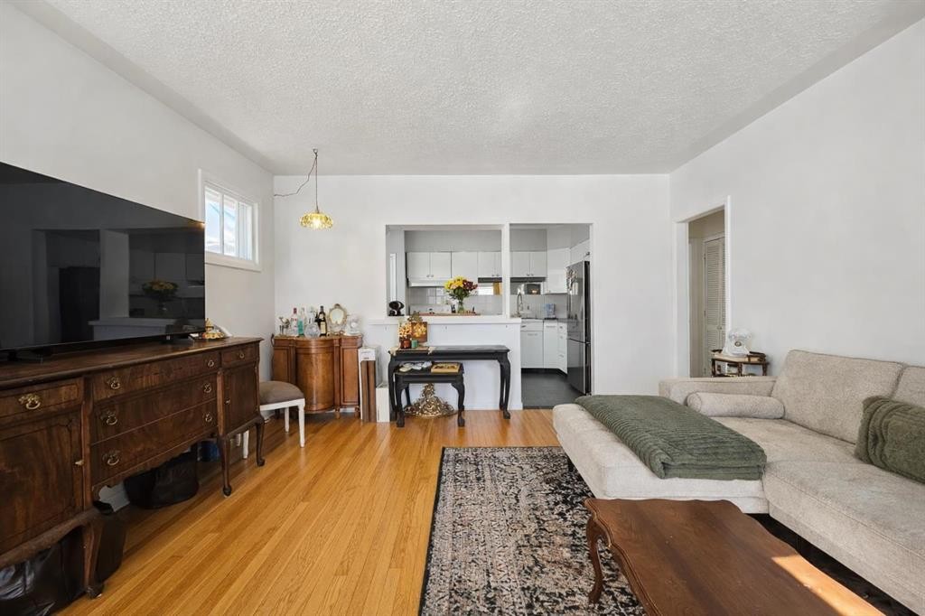 714 17 Avenue Nw, Calgary, AB - Indoor Photo Showing Living Room