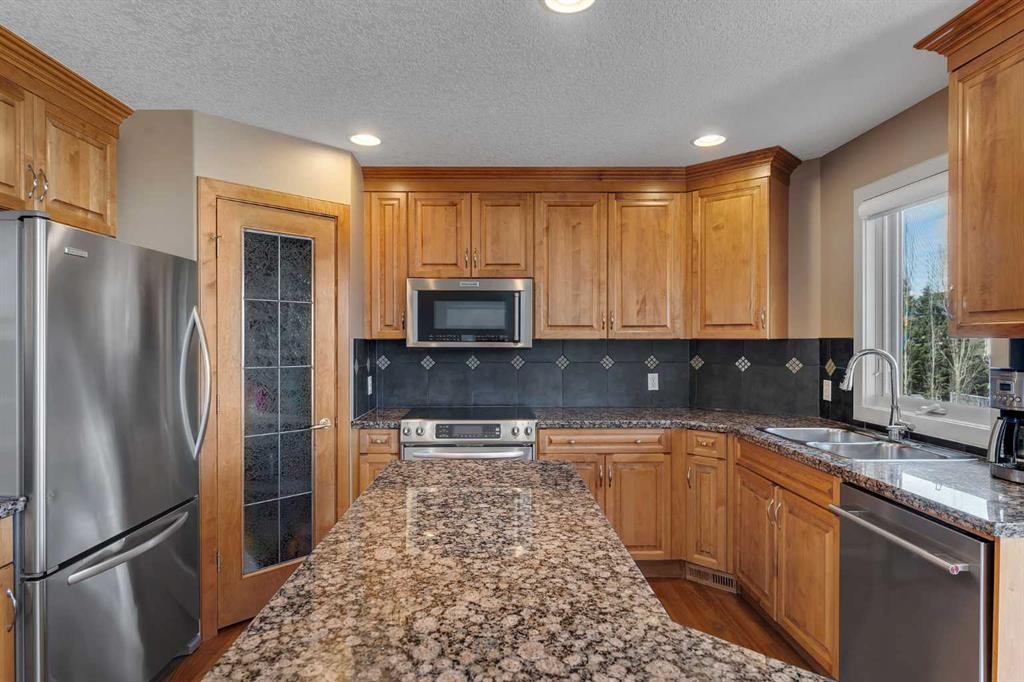 273 Everglade Circle Sw, Calgary, AB - Indoor Photo Showing Kitchen With Stainless Steel Kitchen With Double Sink
