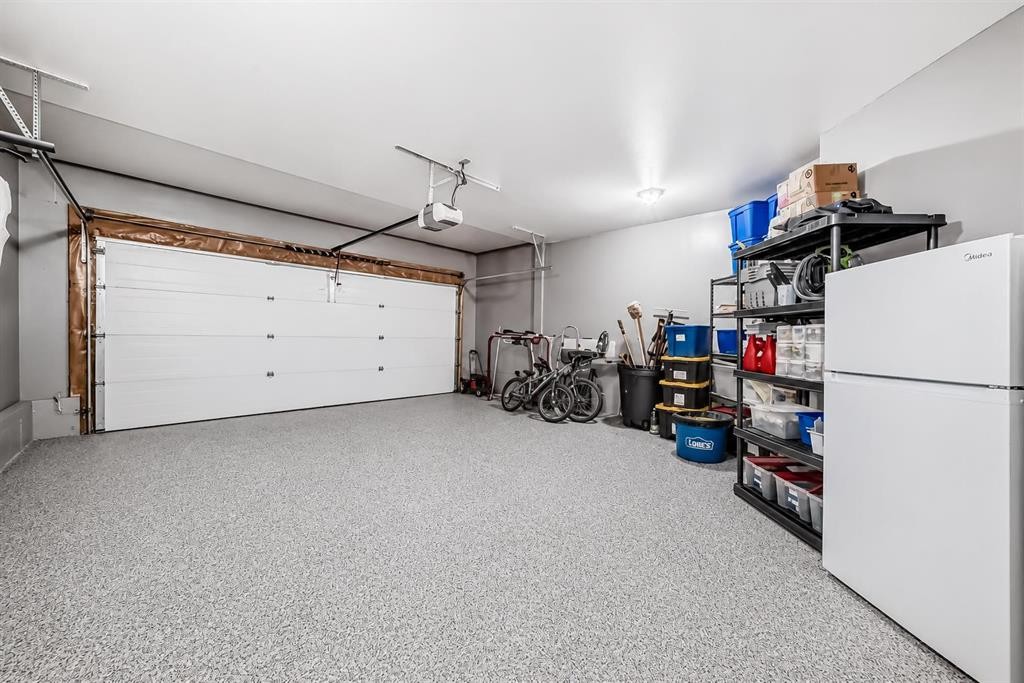 273 Everglade Circle Sw, Calgary, AB - Indoor Photo Showing Garage
