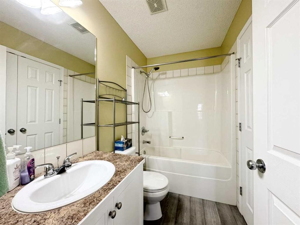 101 Channelside Cove Sw, Airdrie, AB - Indoor Photo Showing Bathroom