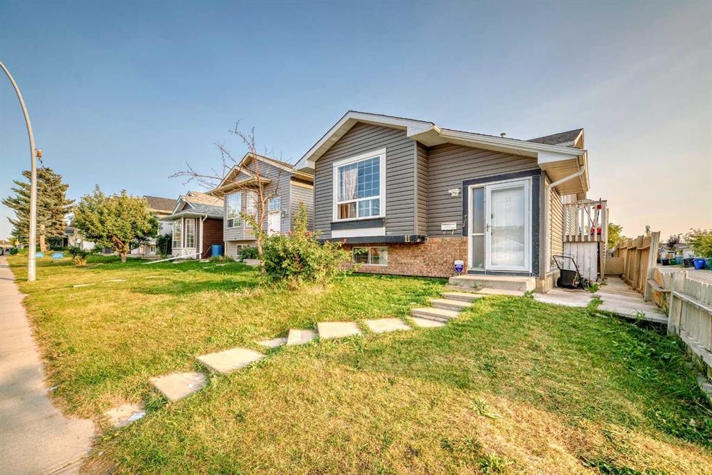 11 Martinwood Road Ne, Calgary, AB - Outdoor