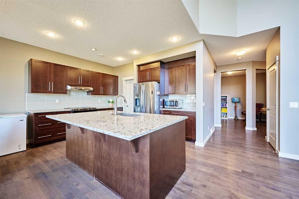 109 Sherwood Road Nw, Calgary, AB - Indoor Photo Showing Kitchen With Upgraded Kitchen