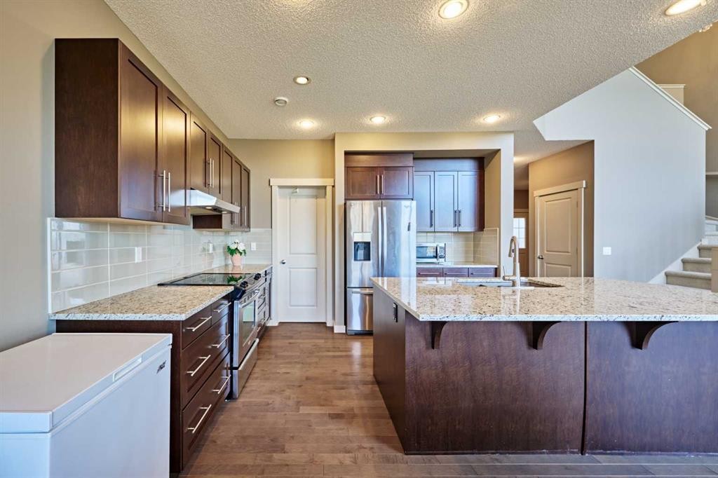 109 Sherwood Road Nw, Calgary, AB - Indoor Photo Showing Kitchen With Upgraded Kitchen