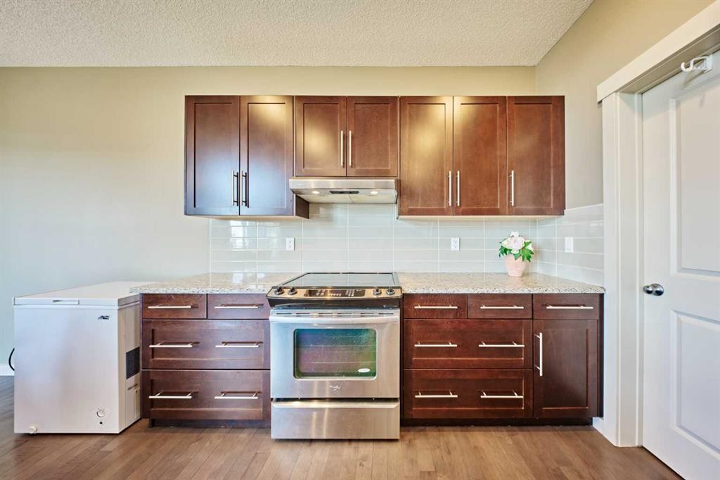 109 Sherwood Road Nw, Calgary, AB - Indoor Photo Showing Kitchen