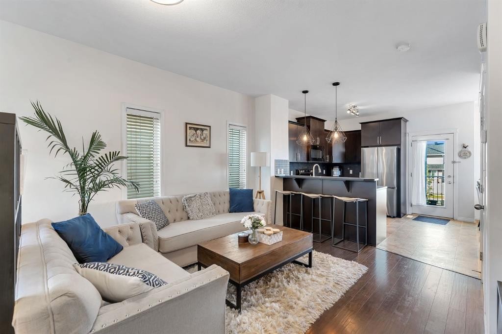 4501-111 Tarawood Lane Ne, Calgary, AB - Indoor Photo Showing Living Room