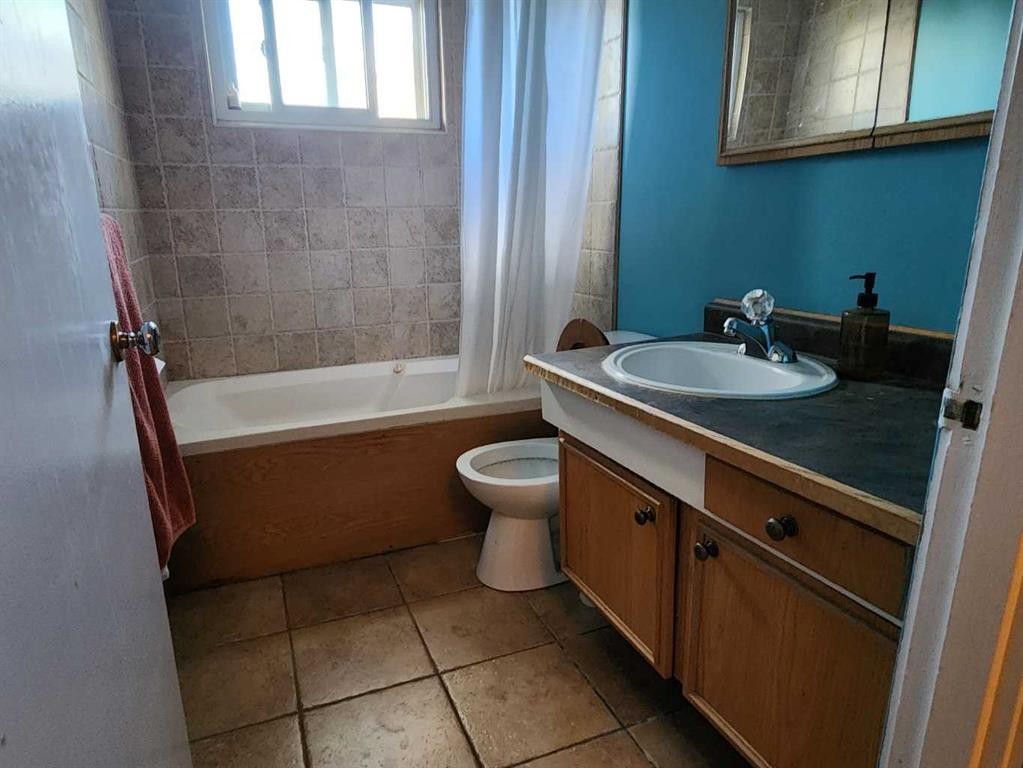 7304 5 Street Sw, Calgary, AB - Indoor Photo Showing Bathroom