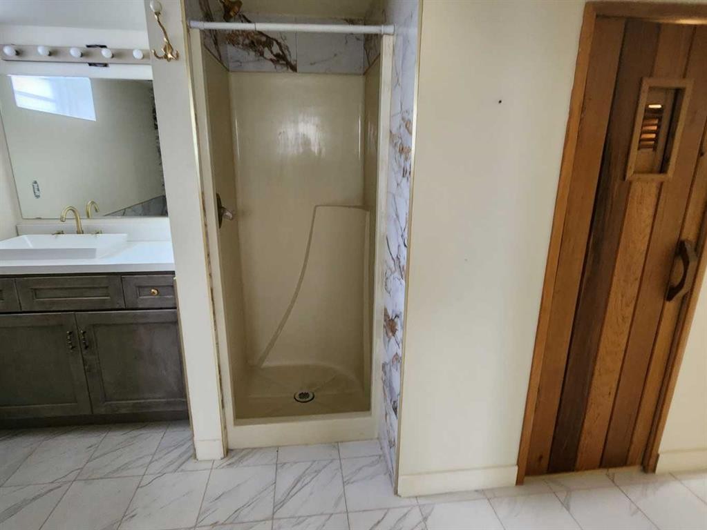 7304 5 Street Sw, Calgary, AB - Indoor Photo Showing Bathroom