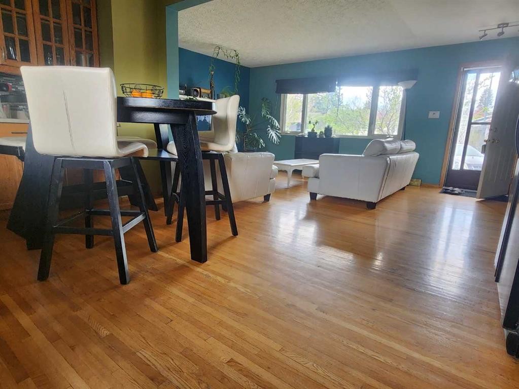 7304 5 Street Sw, Calgary, AB - Indoor Photo Showing Living Room