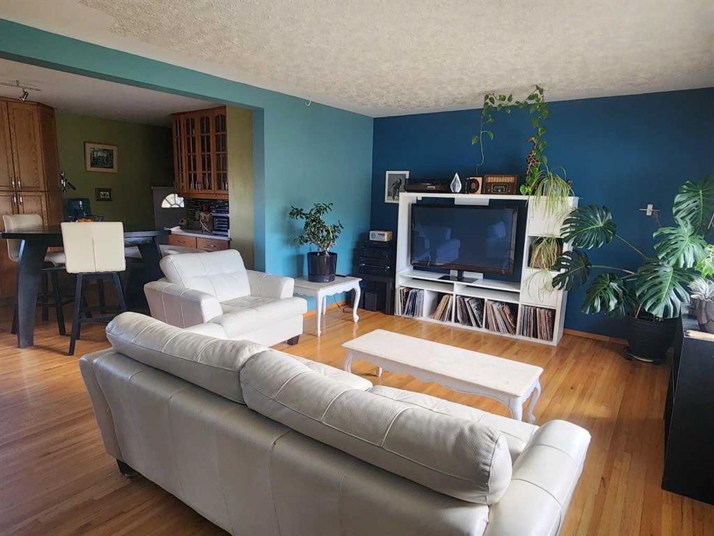 7304 5 Street Sw, Calgary, AB - Indoor Photo Showing Living Room