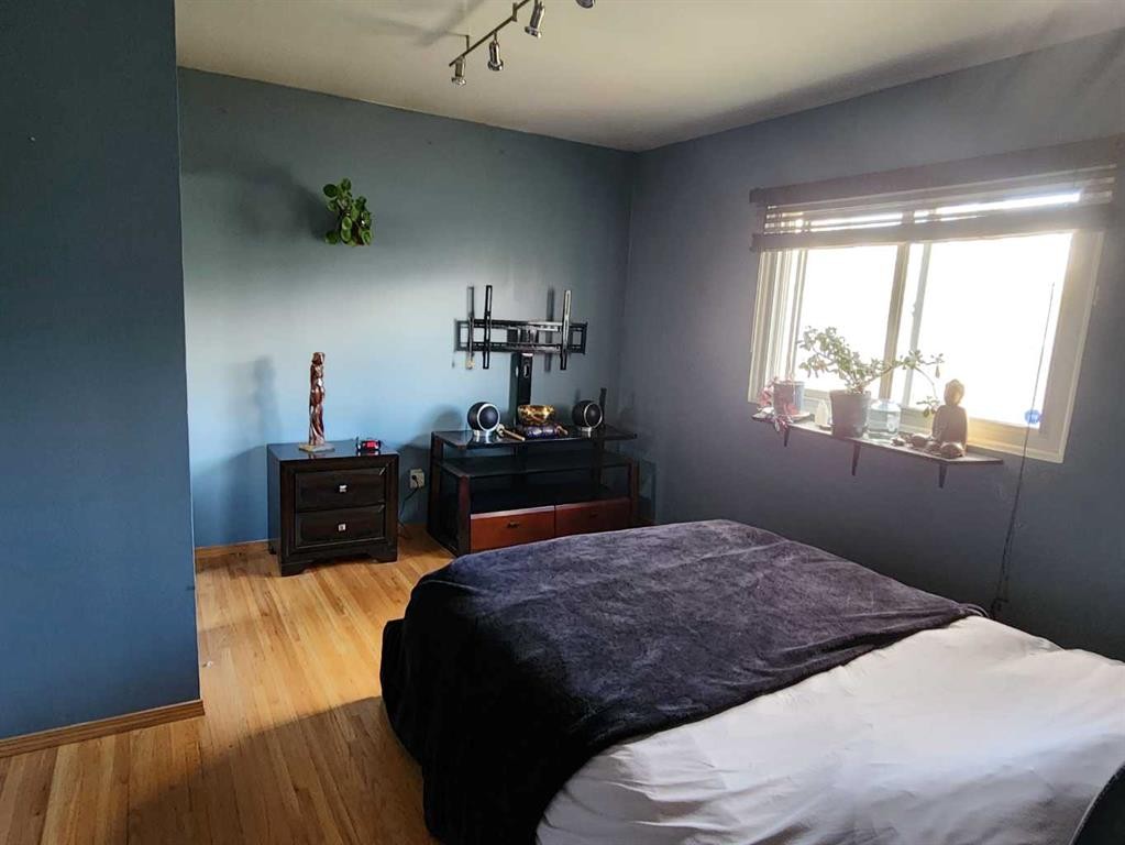 7304 5 Street Sw, Calgary, AB - Indoor Photo Showing Bedroom