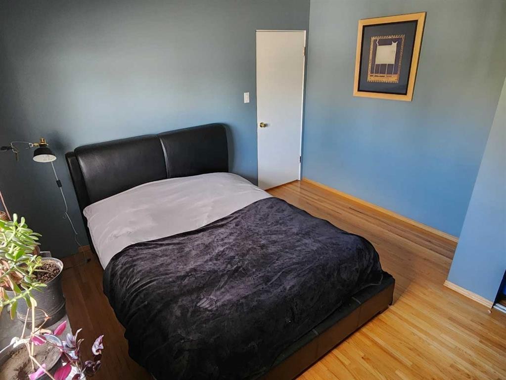 7304 5 Street Sw, Calgary, AB - Indoor Photo Showing Bedroom