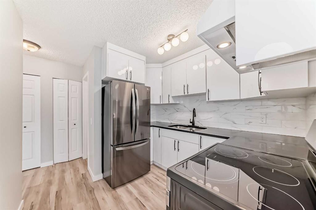 F-903 44 Street Se, Calgary, AB - Indoor Photo Showing Kitchen
