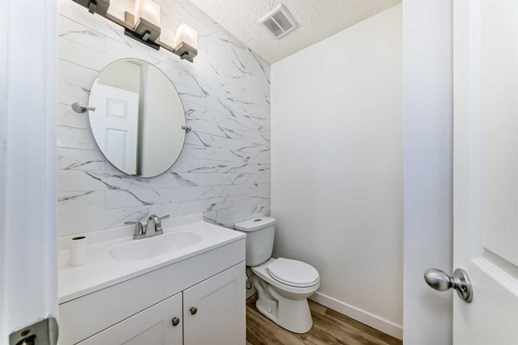 F-903 44 Street Se, Calgary, AB - Indoor Photo Showing Bathroom