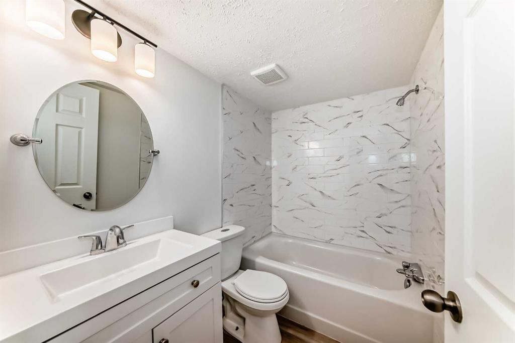 F-903 44 Street Se, Calgary, AB - Indoor Photo Showing Bathroom