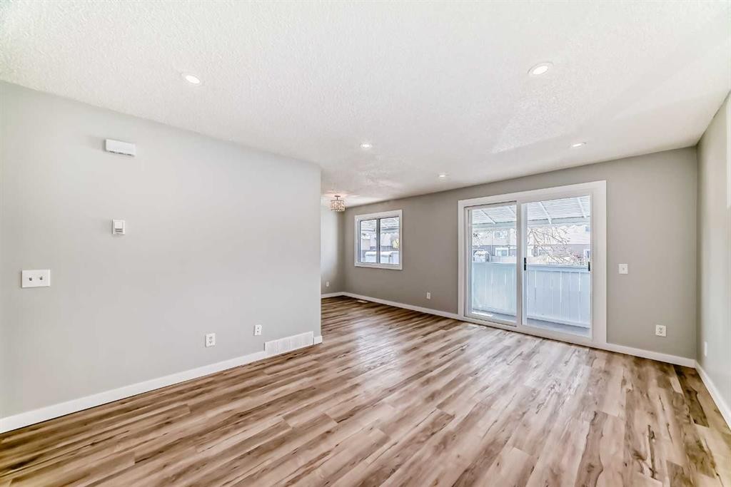 F-903 44 Street Se, Calgary, AB - Indoor Photo Showing Other Room