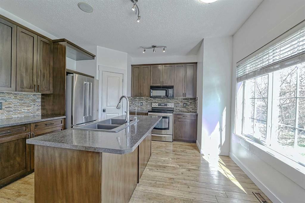 179 Rainbow Falls Drive, Chestermere, AB - Indoor Photo Showing Kitchen With Double Sink With Upgraded Kitchen