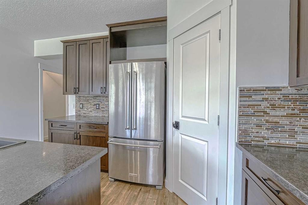 179 Rainbow Falls Drive, Chestermere, AB - Indoor Photo Showing Kitchen