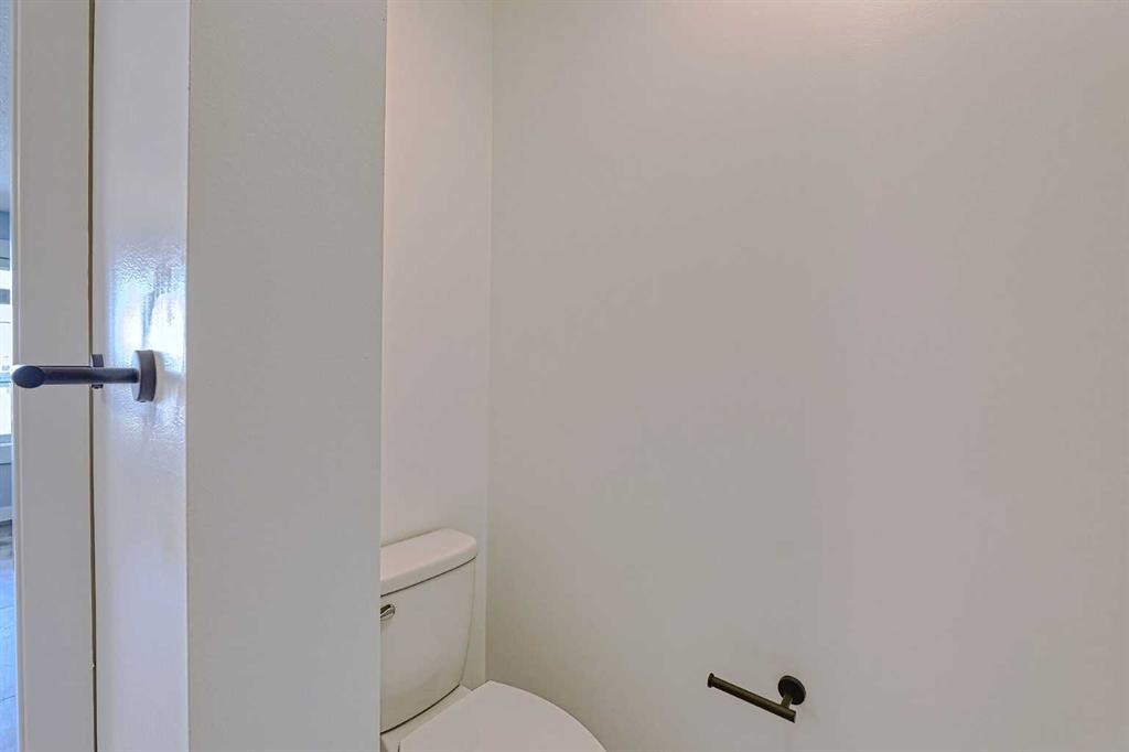 179 Rainbow Falls Drive, Chestermere, AB - Indoor Photo Showing Bathroom