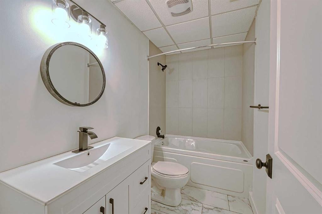 179 Rainbow Falls Drive, Chestermere, AB - Indoor Photo Showing Bathroom