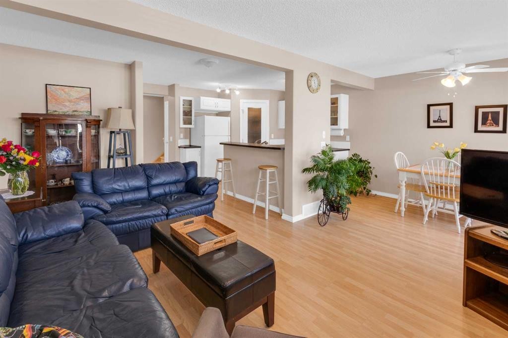 27 Royal Birch Mount Nw, Calgary, AB - Indoor Photo Showing Living Room
